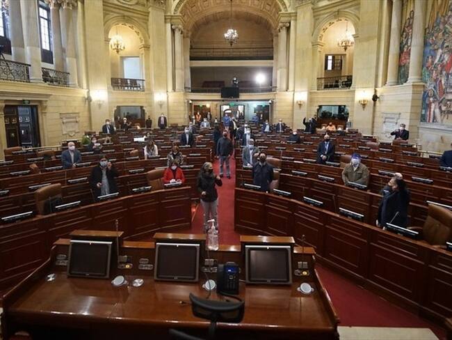 Los colombianos deben saber cuáles han sido las acciones concretas del Gobierno en la carrera mundial para conseguir la vacuna, que se desarrolla en varios países, aseguró el congresista Carlos Ardila. Foto: Colprensa
