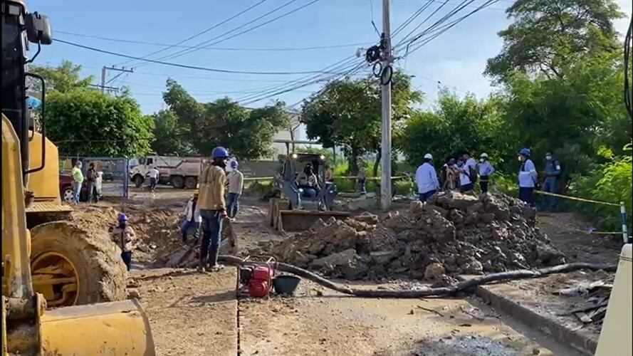 El tubo se rompió a eso de la medianoche. Los trabajos para repararlo se extenderán por 20 horas. Foto: Captura de pantalla