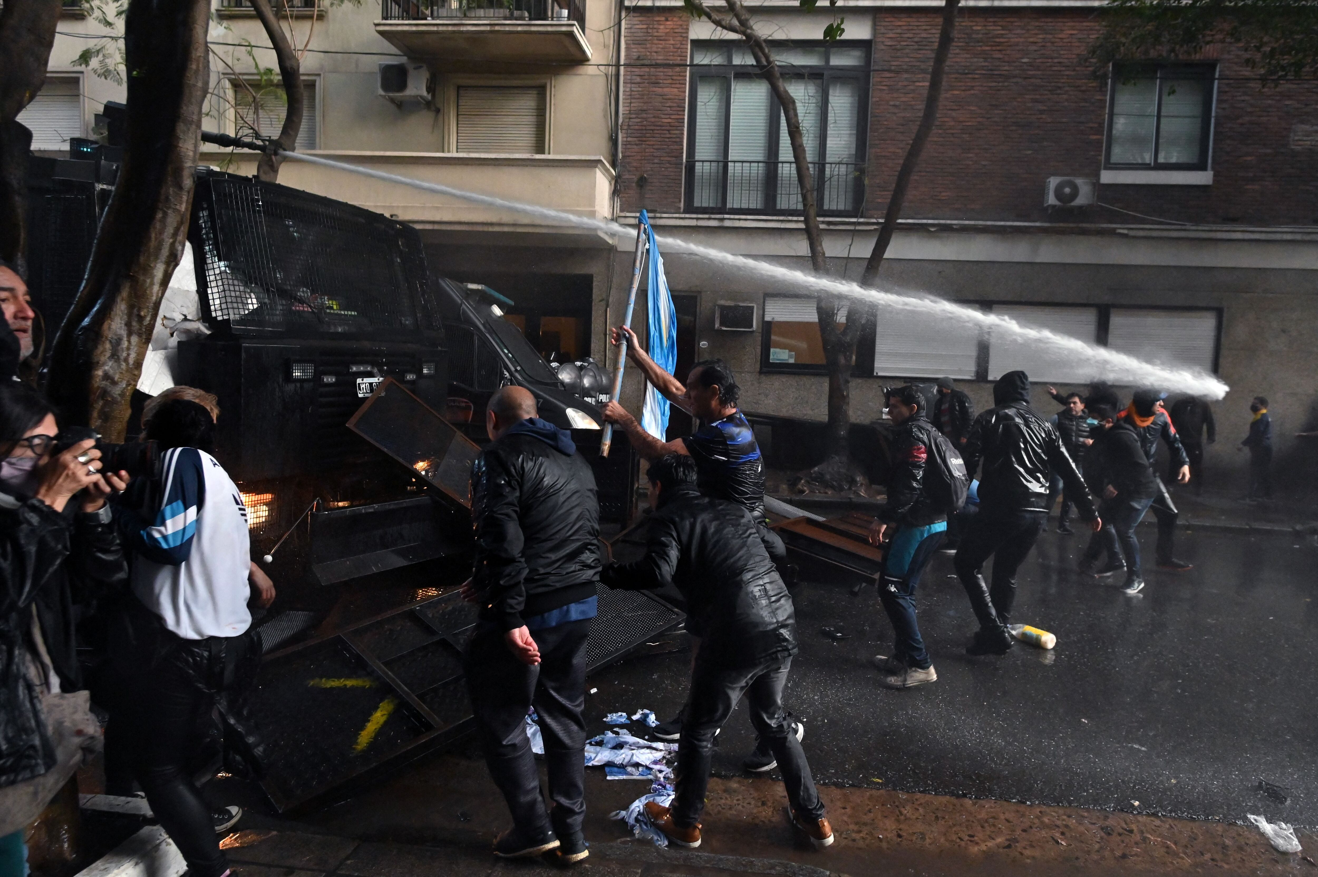 Disturbios en las manifestaciones en apoyo a Cristina Fernández. (Photo by Luis ROBAYO / AFP) (Photo by LUIS ROBAYO/AFP via Getty Images)