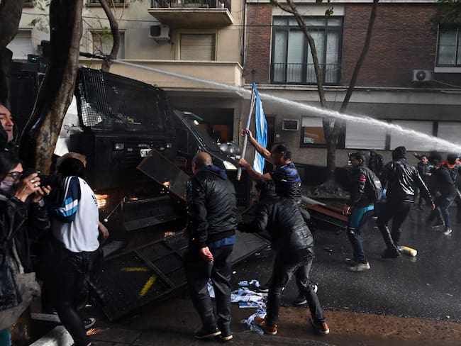 Disturbios en las manifestaciones en apoyo a Cristina Fernández. (Photo by Luis ROBAYO / AFP) (Photo by LUIS ROBAYO/AFP via Getty Images)