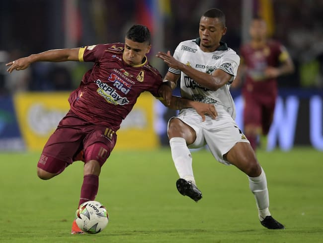 Tolima&#039;s Daniel Catano (L) vies for the ball with Deportivo Cali&#039;s Harold Preciado (R) during their Liga Betplay Dimayor II 2021 final football match at the Manuel Murillo Toro stadium in Ibague, Colombia, on December 22, 2021. (Photo by Raul ARBOLEDA / AFP) (Photo by RAUL ARBOLEDA/AFP via Getty Images)