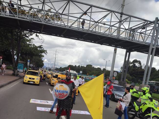 Taxistas protestan en Bogotá para exigir garantías. Foto: W Radio