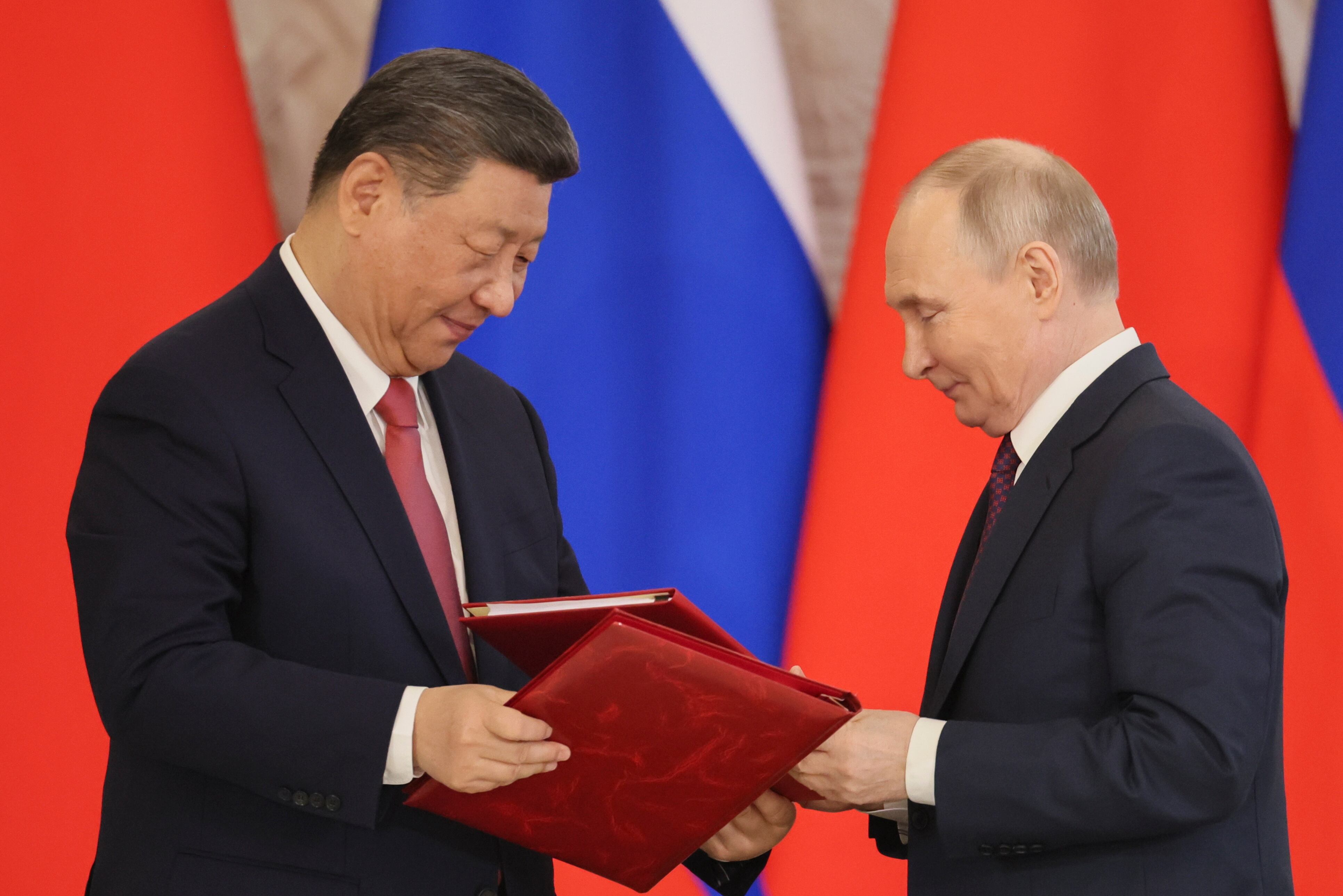 Vladímir Putin y Xi Jinping. EFE/EPA/YURI KOCHETKOV.