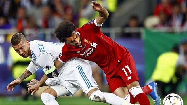 El momento en que Sergio Ramos lleva al suelo a Mohamed Salah. Foto: Getty Images