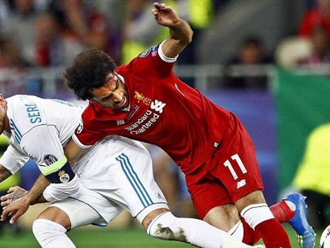 El momento en que Sergio Ramos lleva al suelo a Mohamed Salah. Foto: Getty Images