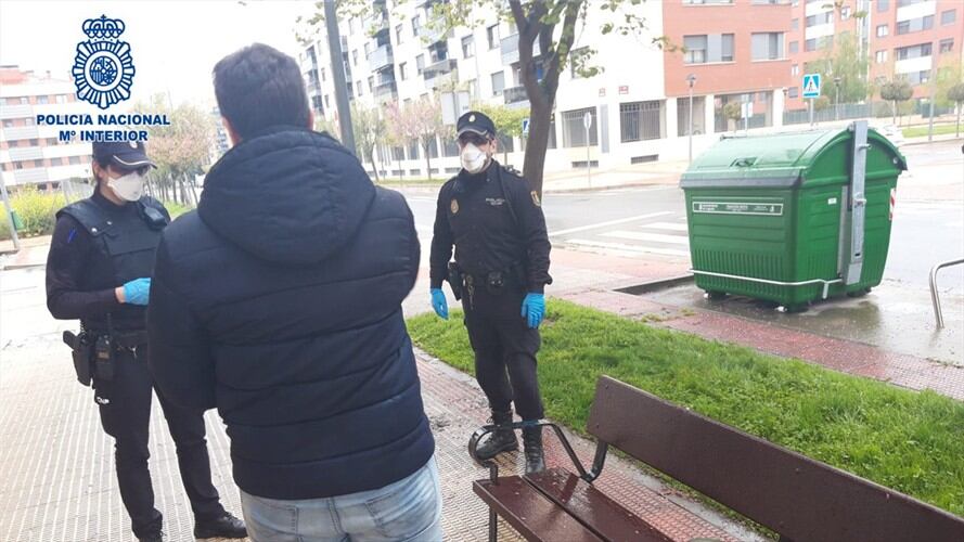 Un hombre fue multado por sacar a pasear a sus peces. Foto: twitter