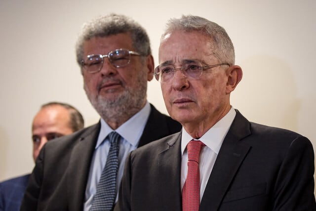 Jaime Granados detrás del expresidente Álvaro Uribe. Foto: Colprensa.