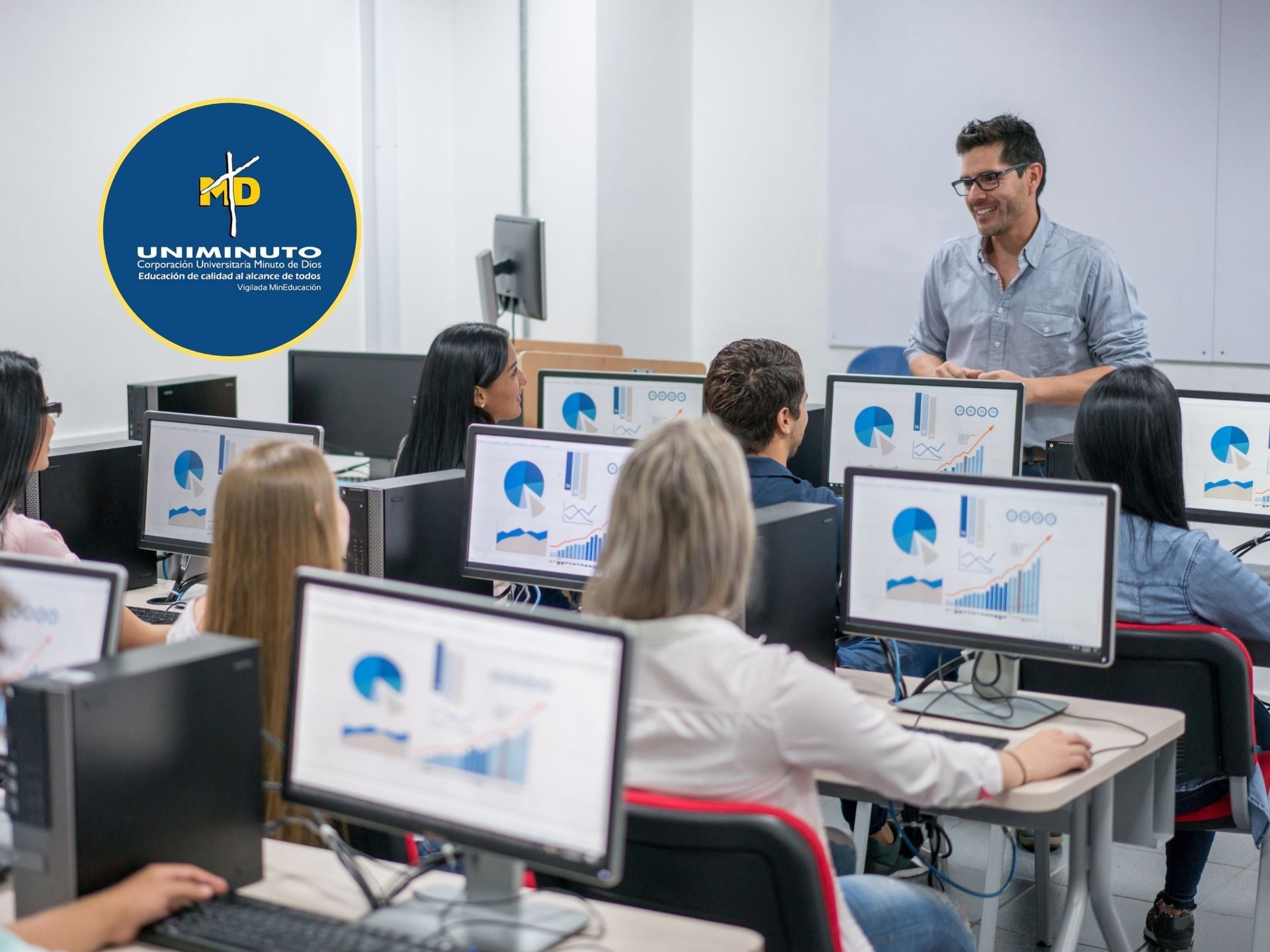 De fondo, un profesor dando clases en una Universidad. En el círculo, el logo de la Universidad Minuto de Dios / Fotos: GettyImages y redes sociales de Uniminuto