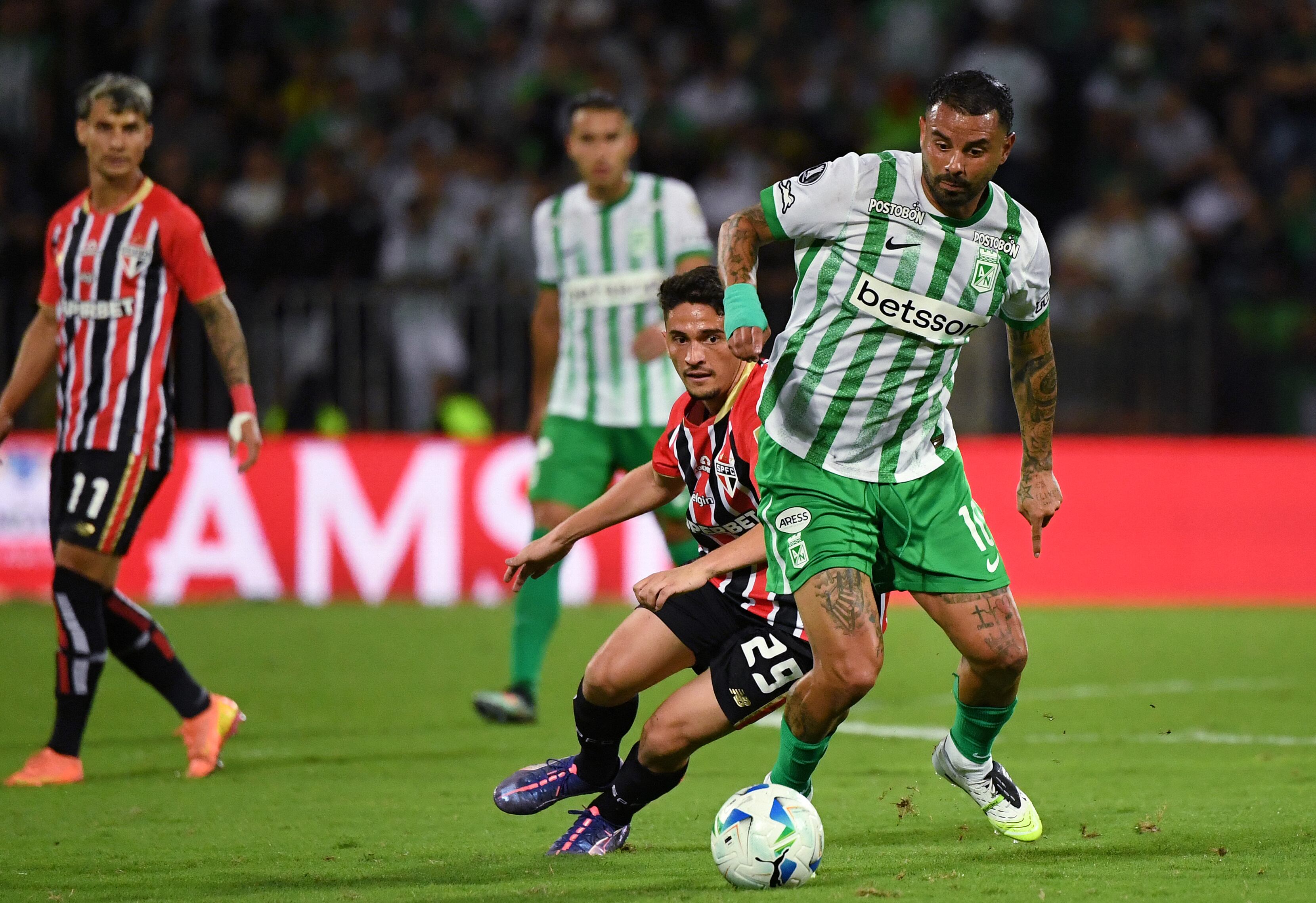 Edwin Cardona y Pablo Maia luchan por el balón durante el partido de ida de octavos de final de la Copa Libertadores entre el Atlético Nacional y el São Paulo en el estadio Atanasio Girardot de Medellín, el 12 de agosto de 2025. (Foto de JAIME SALDARRIAGA/AFP via Getty Images)