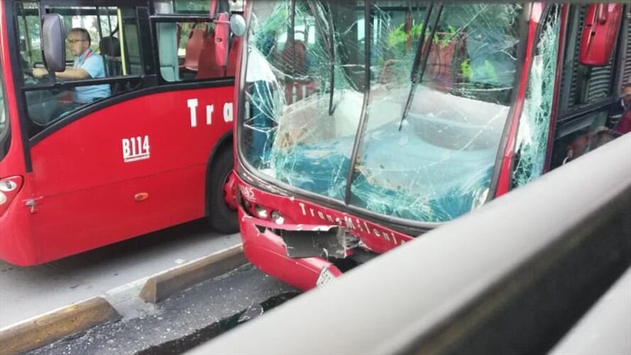 Siete personas heridas en choque de 2 buses de Transmilenio. Foto: Colprensa