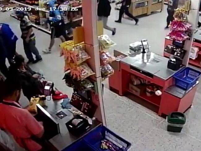 Autoridades del departamento capturaron a los aficionados, luego de que entraran a hurtas varios elementos de un establecimiento comercial de Málaga. Foto: tomada del video.