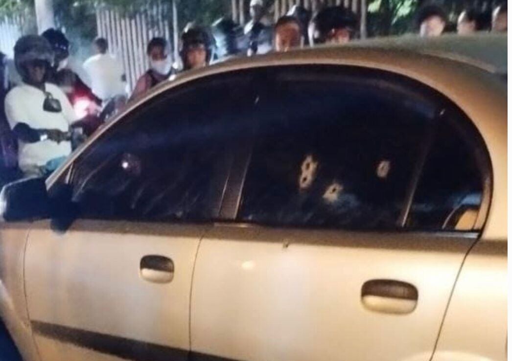 Así quedó el vehículo en el que viajaba con su familia el niño que murió en uno de los ataques registrados en Cartagena. Crédito: Cortesía.