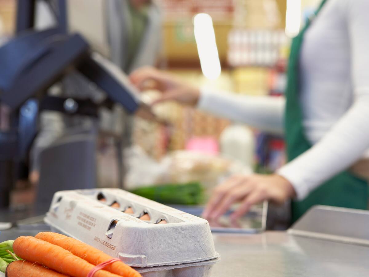 Por ley, buscan darles períodos de descanso a trabajadores que laboran de pie