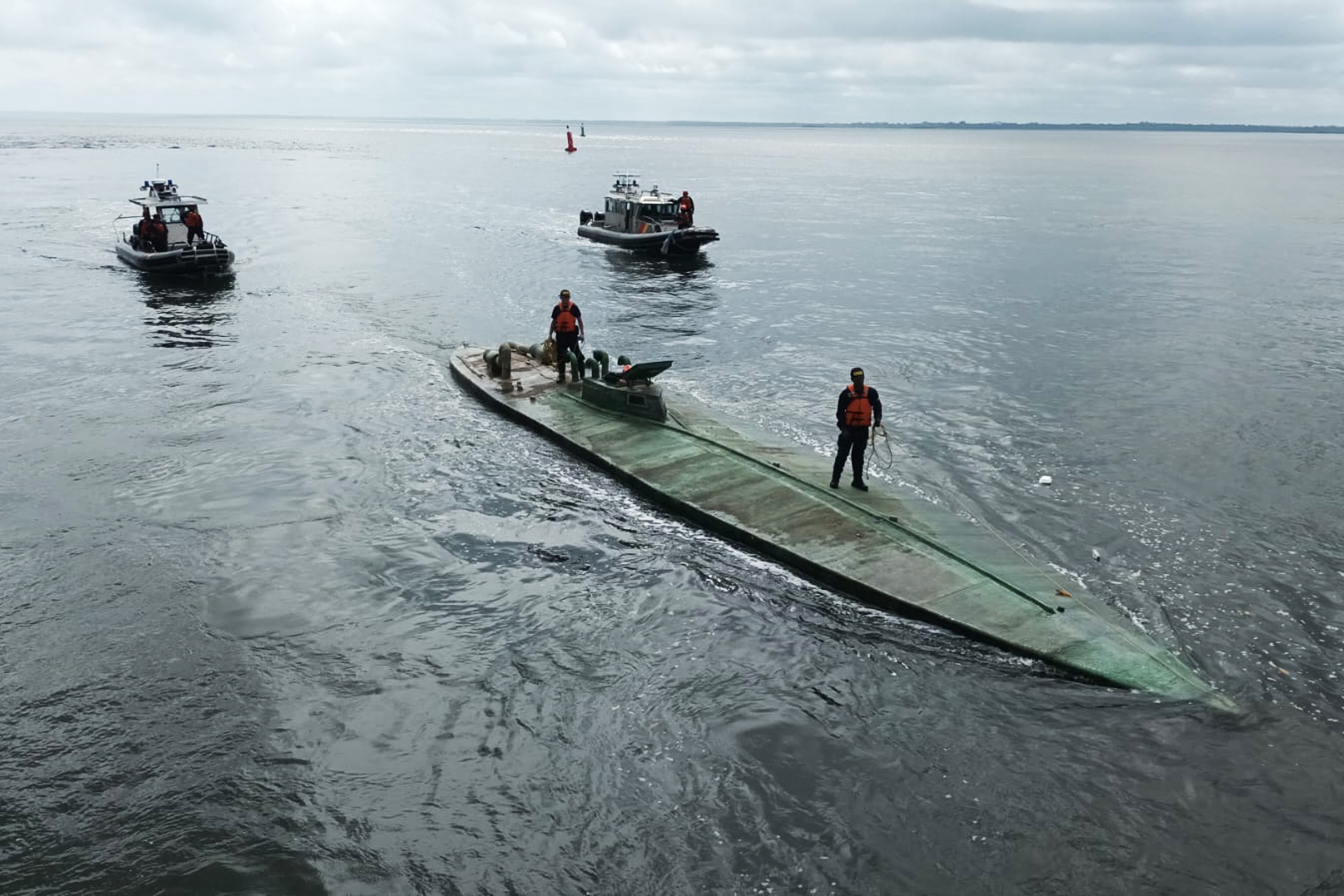 Fotografía cedida hoy por la Armada de Colombia que muestra que muestra a integrantes de la Armada mientras interceptan un semisumergible que transportaba 3.201 kilogramos de clorhidrato de cocaína en aguas del Pacífico Sur (Colombia). La Armada de Colombia incautó 3,2 toneladas de cocaína que eran transportadas en un semisumergible que navegaba en el Pacífico colombiano y detuvo a cuatro personas que transportaban el alijo, informó este jueves esa institución. Foto: EFE/ Armada de Colombia.
