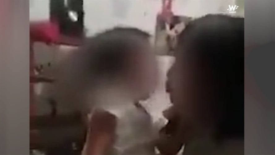 Un video que muestra a unas niñas fumando marihuana y suministrándosela a una niña más pequeña generó indignación en redes sociales. Foto: Captura de video