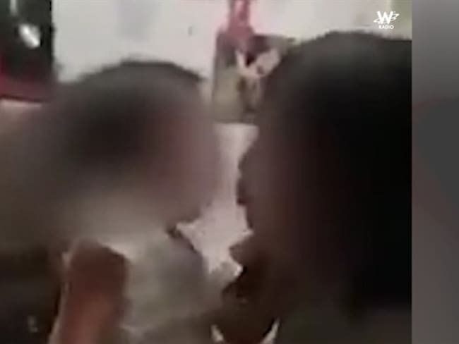 Un video que muestra a unas niñas fumando marihuana y suministrándosela a una niña más pequeña generó indignación en redes sociales. Foto: Captura de video