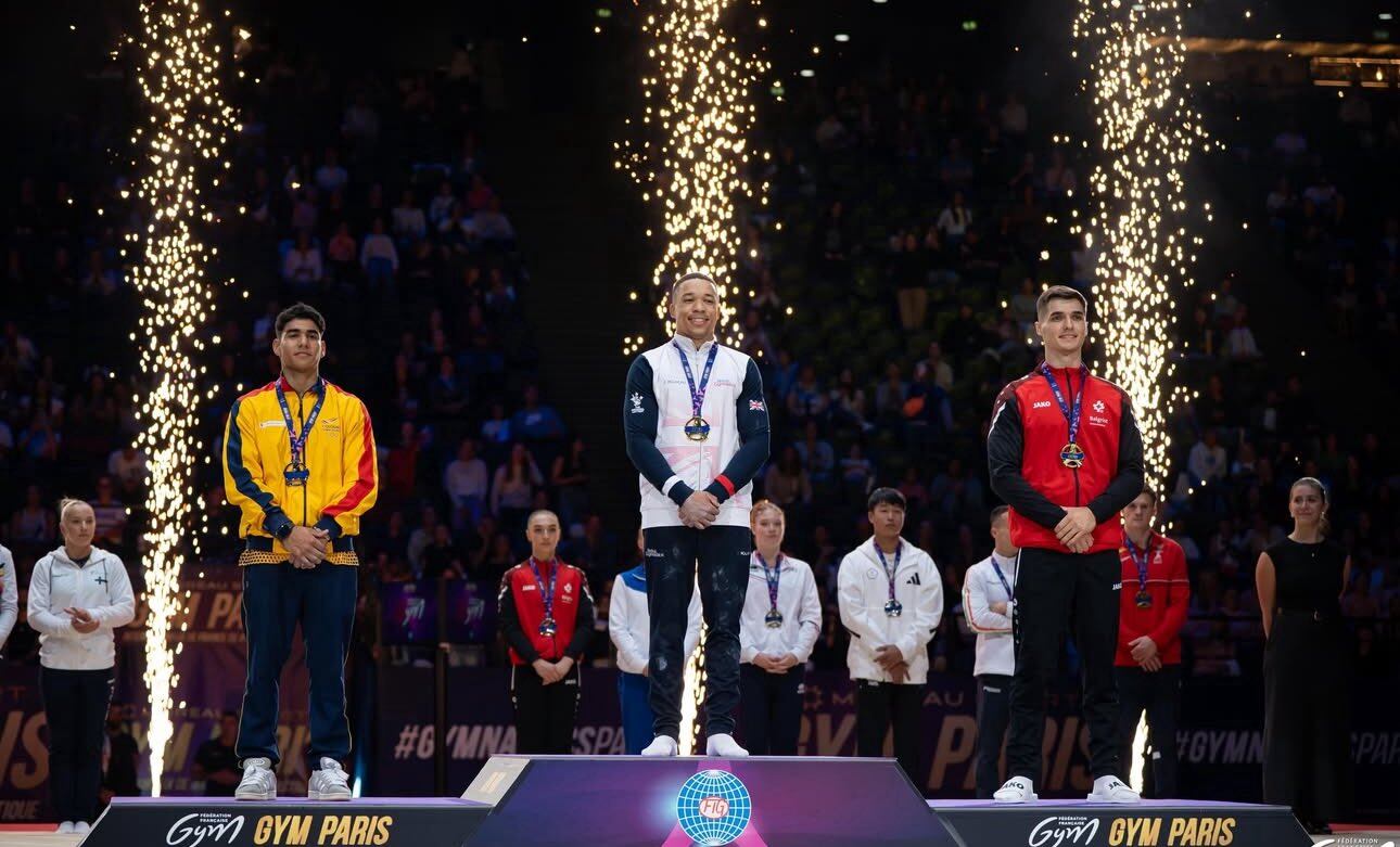 Ángel Barajas en el podio de la Copa del Mundo de Gimnasia Artística en París. FOTO: MinDeporte