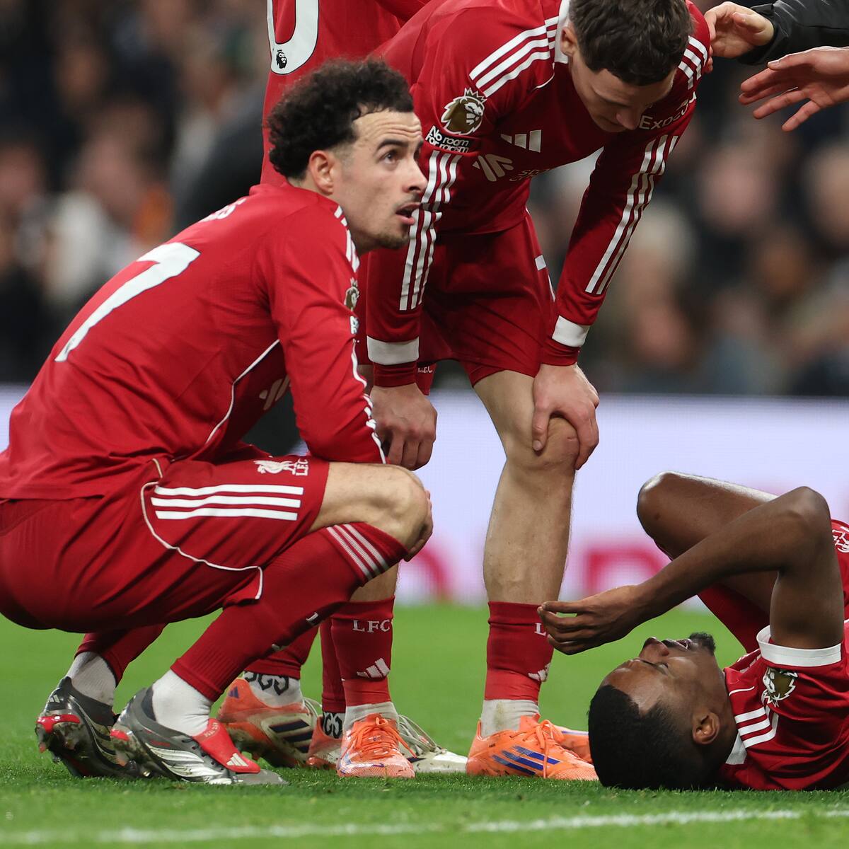 Aleksander Isak estará de baja por dos meses tras sufrir una lesión en el Liverpool vs. Tottenham