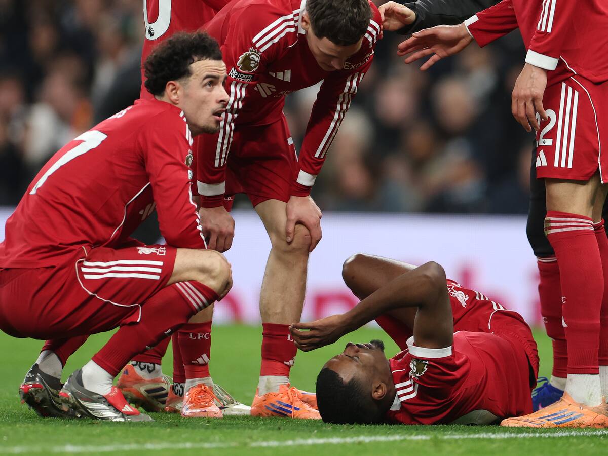 Aleksander Isak estará de baja por dos meses tras sufrir una lesión en el Liverpool vs. Tottenham