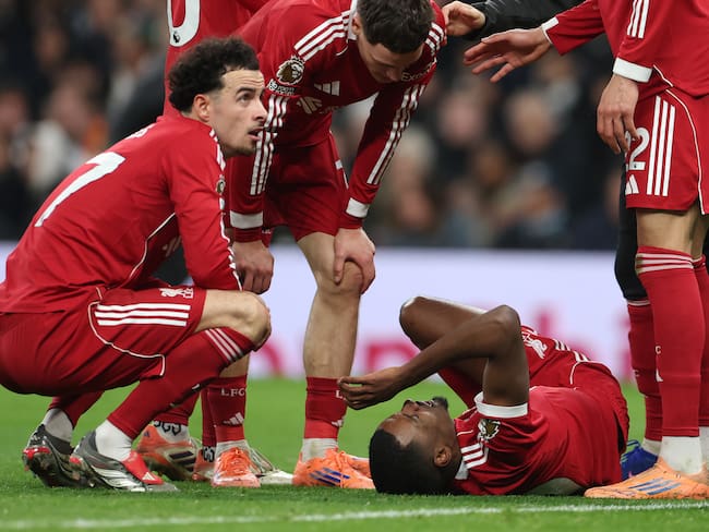 Aleksander Isak sufre una lesión con el Liverpool tras anotar ante el Tottenham Hotspur. FOTO: Alex Pantling/Getty Images