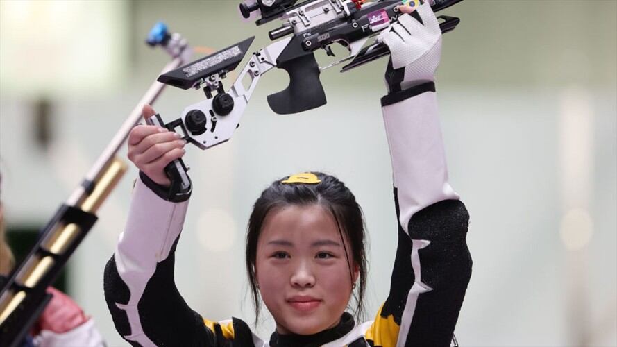 La tiradora china Qian Yang consigue en carabina 10 m el primer oro de Tokio-2020. Foto: Getty Images/ picture alliance