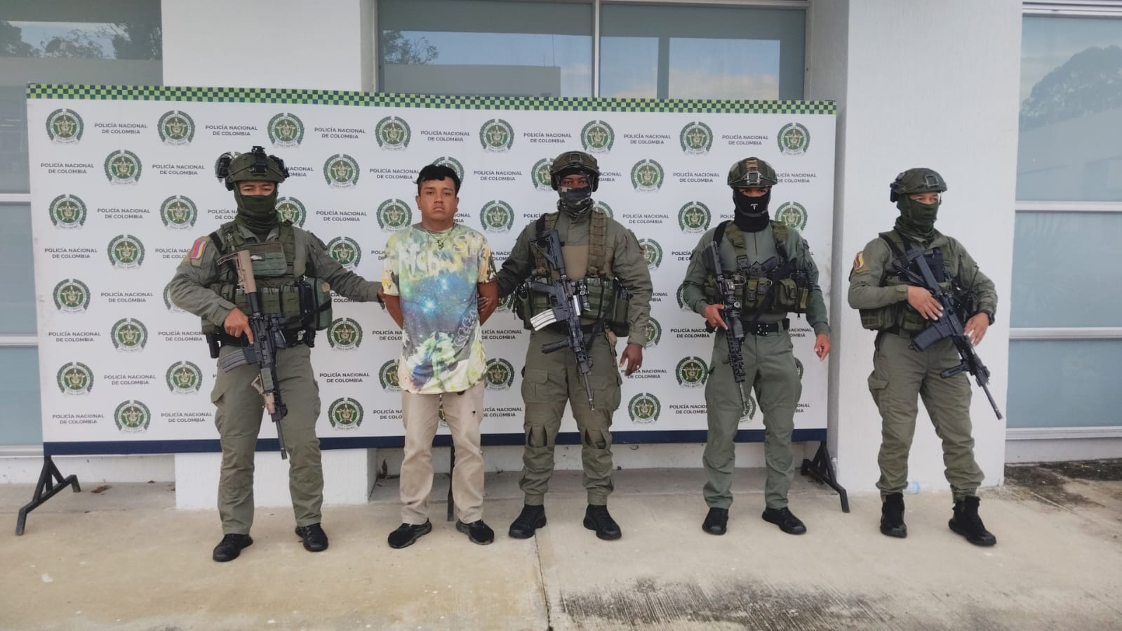 El capturado era requerido por las autoridades por los delitos de homicidio agravado en concurso con tráfico, fabricación, porte o tenencia de armas de fuego. Crédito: Policía Nacional.