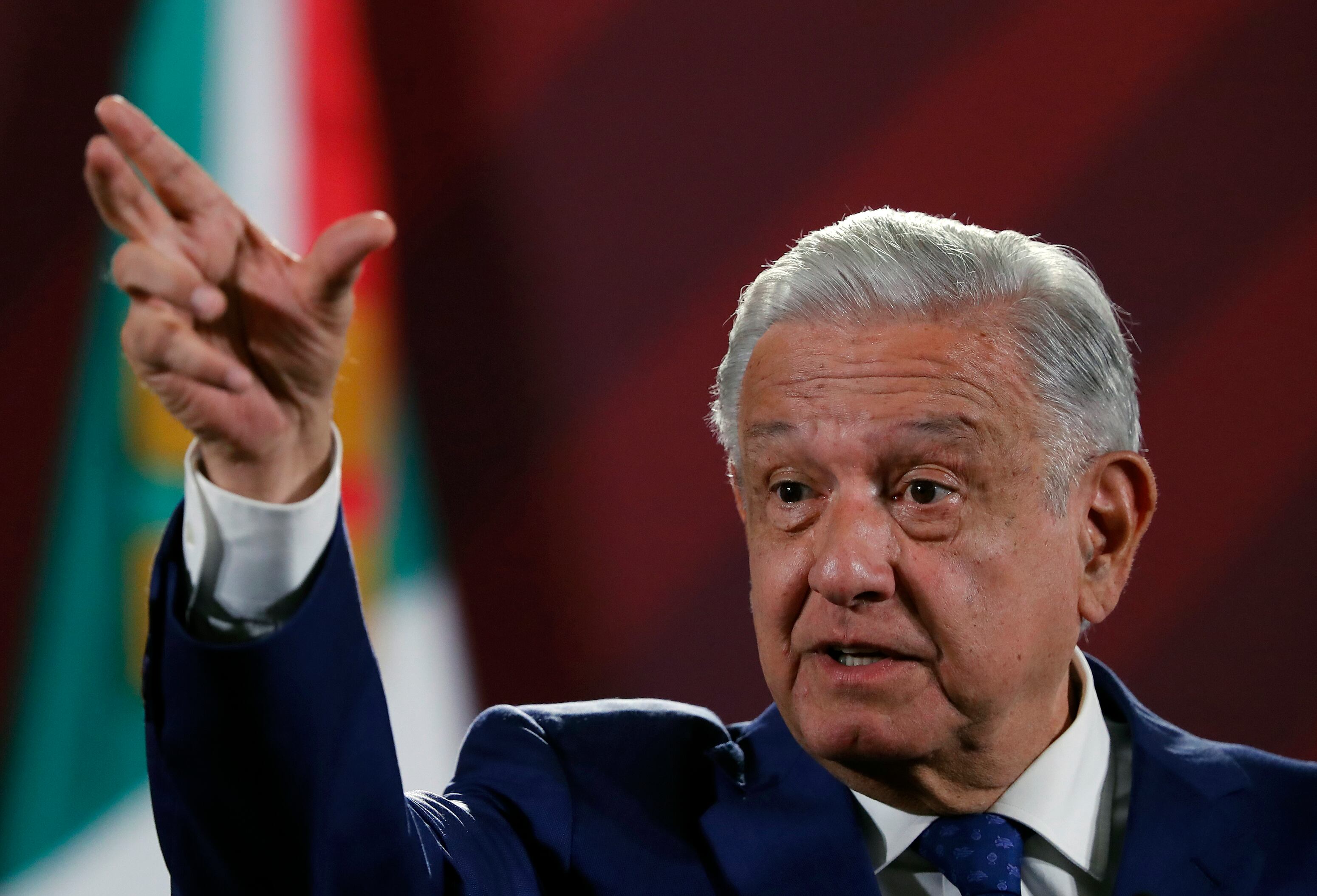 MEX5540. CIUDAD DE MÉXICO (MÉXICO), 18/09/2023.- El presidente de México, Andrés Manuel López Obrador, habla durante su rueda de prensa matutina hoy, en el Palacio Nacional en la Ciudad de México (México). El presidente de México, Andrés Manuel López Obrador, afirmó este lunes que la extradición del narcotraficante Ovidio Guzmán, hijo de El Chapo Guzmán, el pasado viernes ocurrió para no dar pretextos de "politiquería" a Estados Unidos en medio del proceso electoral de aquel país. EFE/Mario Guzmán