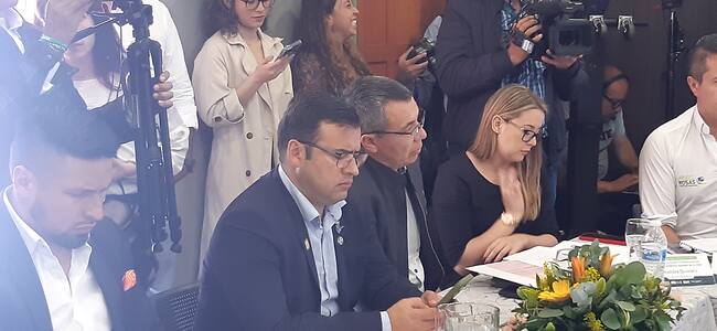De izquierda a derecha, de segundo, el presidente de la Agencia Nacional de Infraestructura (ANI), William Camargo. Foto: W Radio.