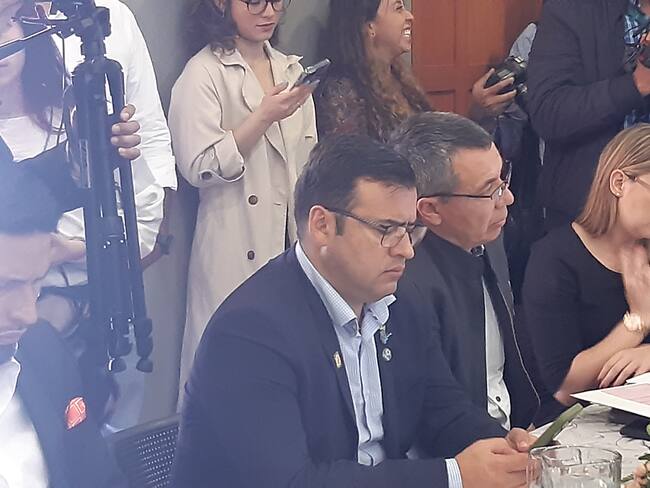 De izquierda a derecha, de segundo, el presidente de la Agencia Nacional de Infraestructura (ANI), William Camargo. Foto: W Radio.