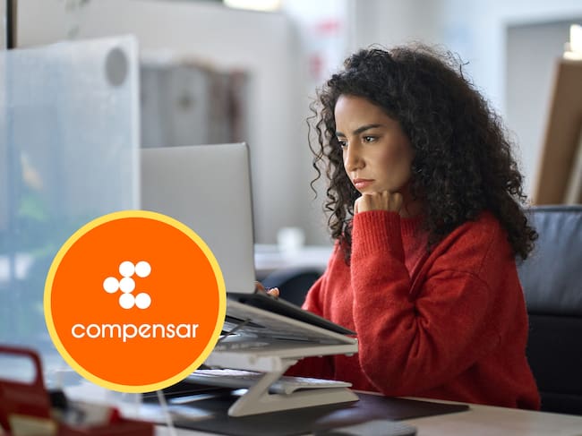 Mujer usando un computador portátil para hacer trámites en línea. En el círculo, el logo de Compensar (Fotos vía GettyImages y redes sociales)