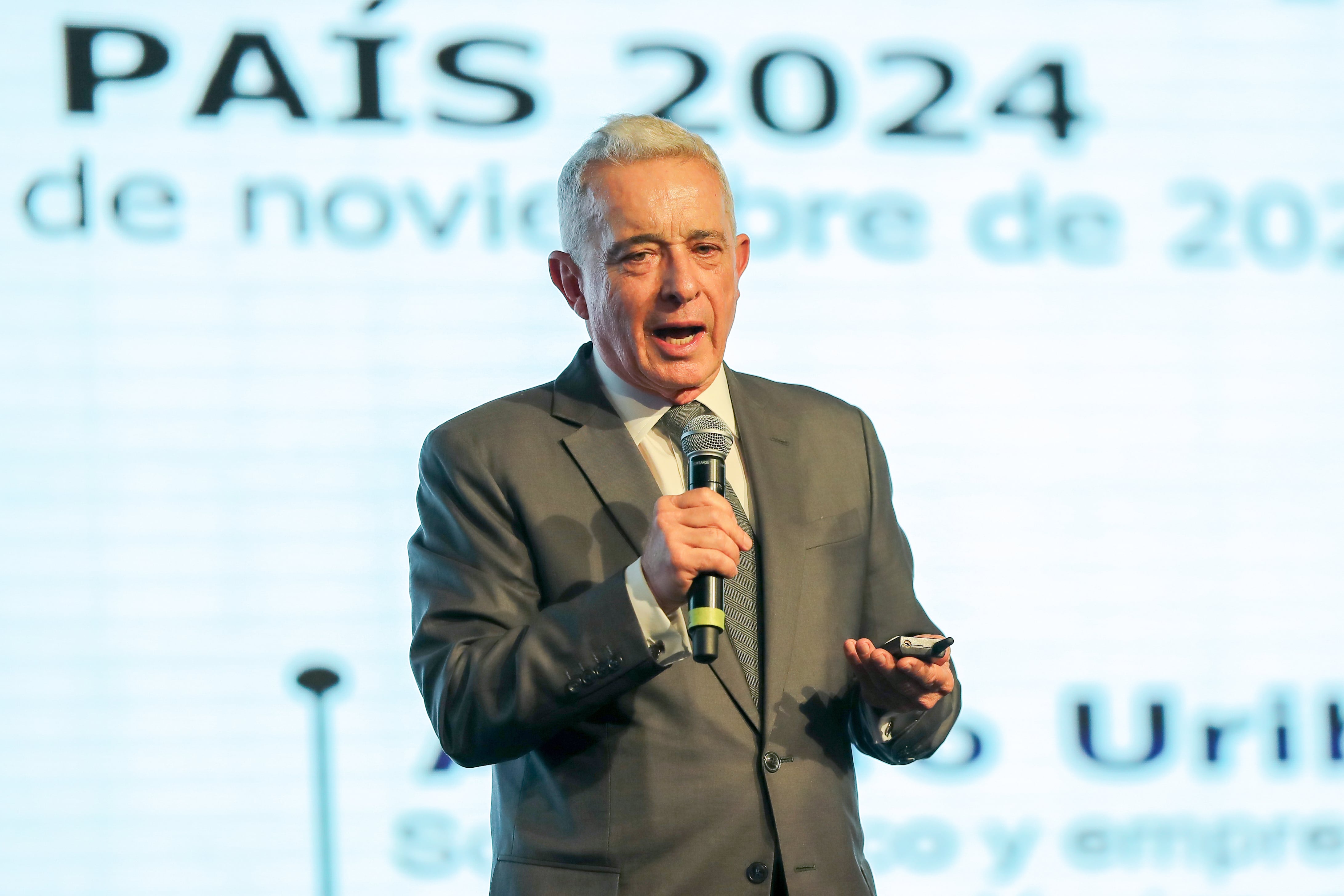 AME9766. BOGOTÁ (COLOMBIA), 24/06/2025.- Fotografía de archivo del 12 de noviembre de 2025 del expresidente de Colombia Álvaro Uribe en una conferencia, en Quito (Ecuador). La Fiscalía colombiana pidió este martes a la jueza que lleva el caso del expresidente Álvaro Uribe (2002-2010) que condene al exmandatario por los delitos de fraude procesal, soborno en actuación penal y soborno. EFE/ José Jácome ARCHIVO