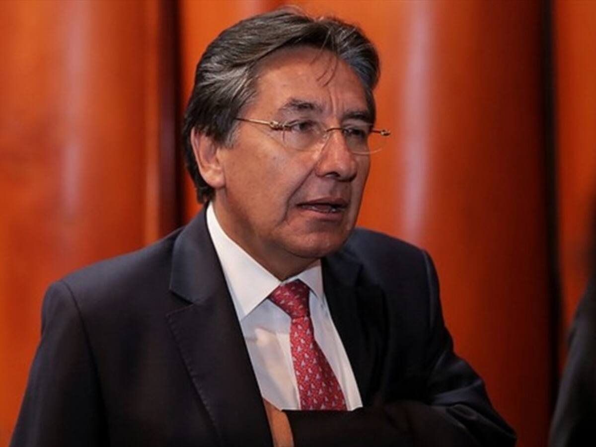 "Documento prueba que Martínez fungía como Fiscal en el día y abogado de Aval en la noche"