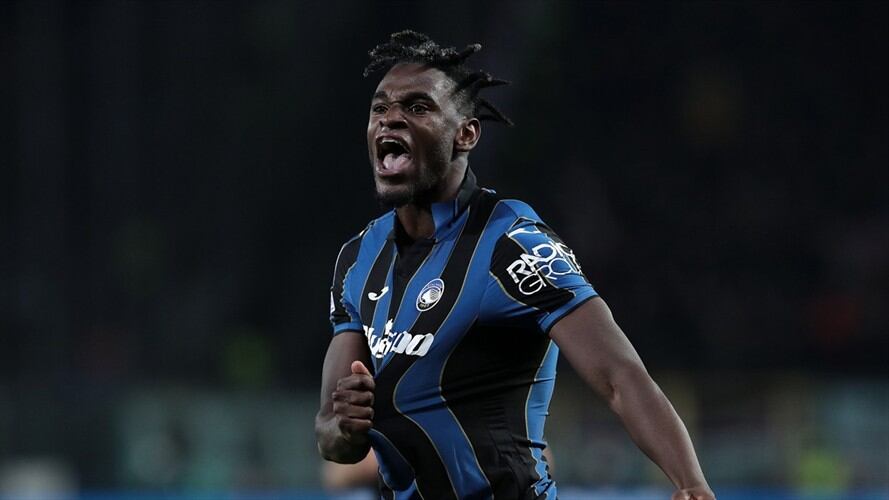 Delantero colombiano Duván Zapata celebrando su gol ante el Manchester United. Foto: Emilio Andreoli/Getty Images