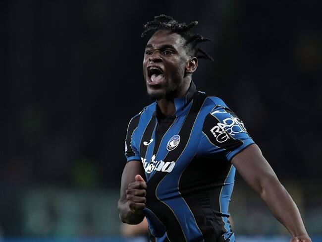 Delantero colombiano Duván Zapata celebrando su gol ante el Manchester United. Foto: Emilio Andreoli/Getty Images