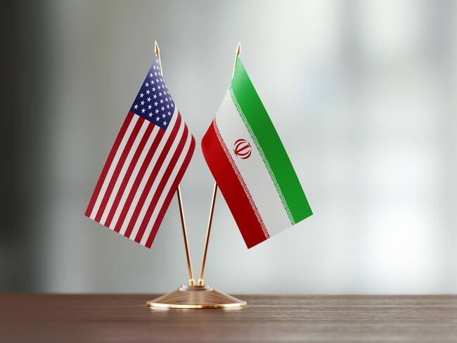 Banderas de EE.UU. e Irán. Foto: Micro Stock Hub vía Getty Images.