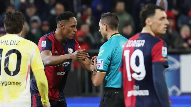 CAGLIARI (Italy), 23/02/2025.- The referee has a word with Cagliari's Yerry Mina during the Italian Serie A soccer match Cagliari Calcio against Juventus FC, in Cagliari, Italy, 23 February 2025. (Italia) EFE/EPA/FABIO MURRU