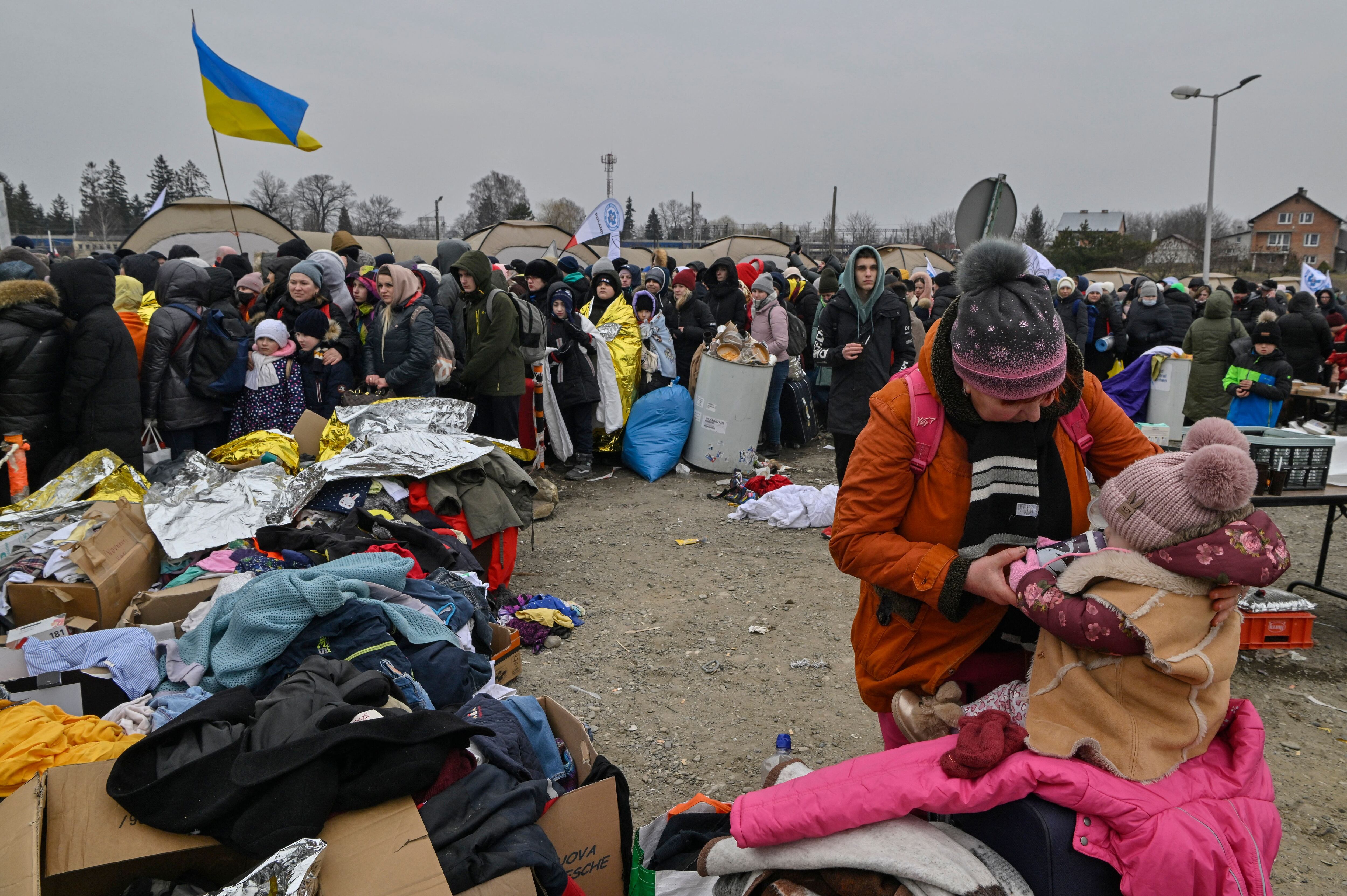 Foto de referencia de refugiados de Ucrania que tratar de huir hacia Polonia en medio de la invasión rusa. (Photo by Louisa GOULIAMAKI / AFP) (Photo by LOUISA GOULIAMAKI/AFP via Getty Images)