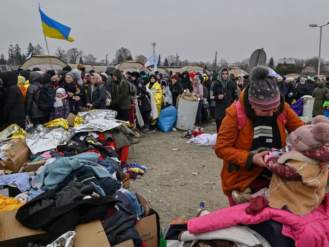 Foto de referencia de refugiados de Ucrania que tratar de huir hacia Polonia en medio de la invasión rusa. (Photo by Louisa GOULIAMAKI / AFP) (Photo by LOUISA GOULIAMAKI/AFP via Getty Images)