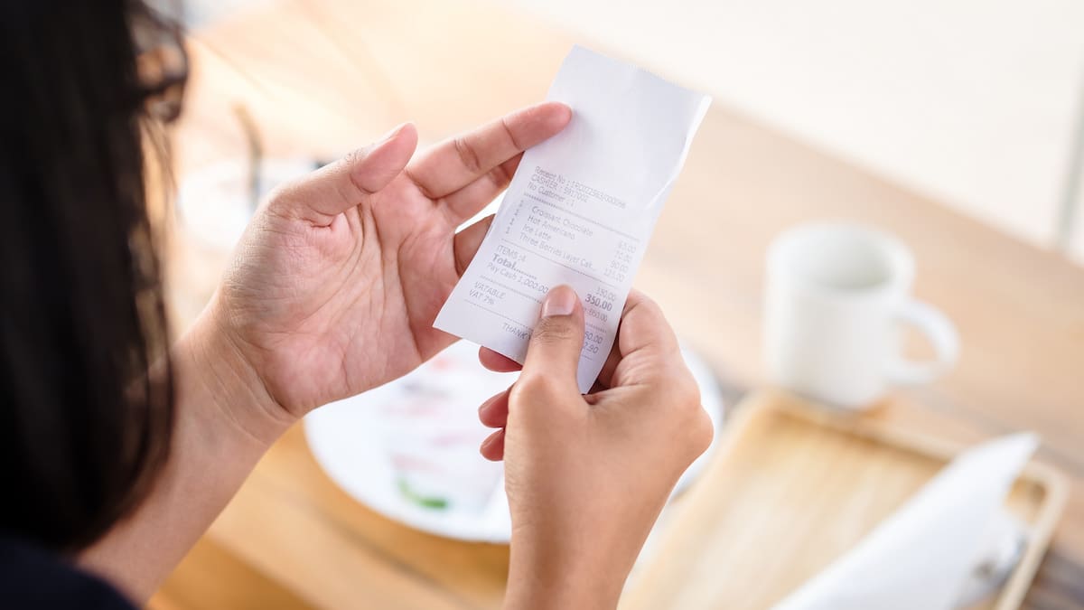 ¿Cuáles negocios de comidas y bebidas deberán cobrar impuesto al consumo?