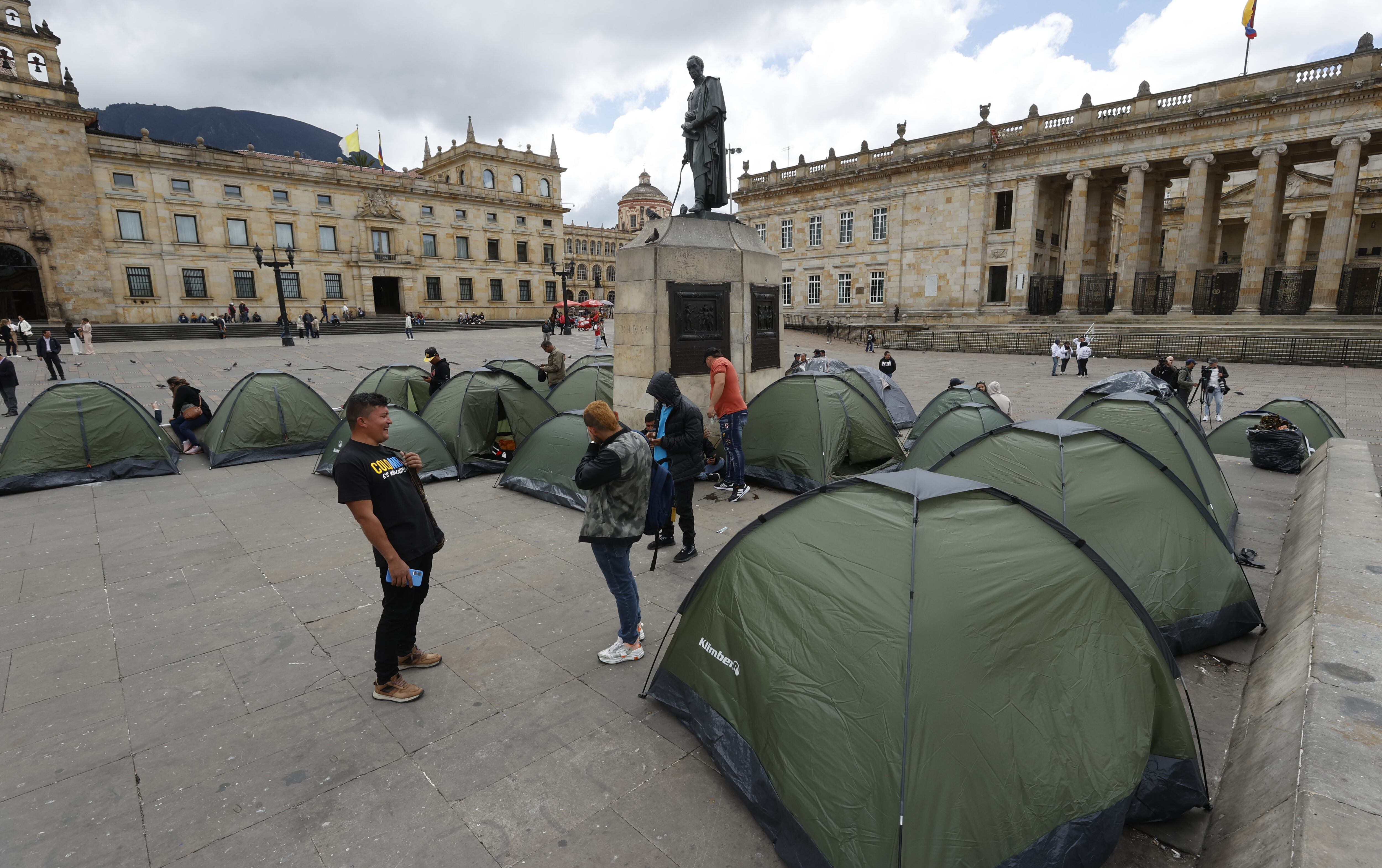 AME4964. BOGOTÁ (COLOMBIA), 29/01/2025.- Líderes campesinos de la región del Catatumbo acampan este miércoles, en la Plaza de Bolívar en Bogotá (Colombia). Al menos 70 líderes del Catatumbo exigieron en Bogotá soluciones al Gobierno colombiano para la violencia guerrillera que azota esa región fronteriza con Venezuela y que deja en algo más de dos semanas entre 60 y 80 muertos y más de 50.000 desplazados. EFE/ Mauricio Dueñas Castañeda