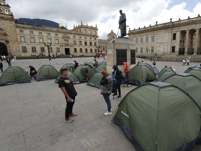 AME4964. BOGOTÁ (COLOMBIA), 29/01/2025.- Líderes campesinos de la región del Catatumbo acampan este miércoles, en la Plaza de Bolívar en Bogotá (Colombia). Al menos 70 líderes del Catatumbo exigieron en Bogotá soluciones al Gobierno colombiano para la violencia guerrillera que azota esa región fronteriza con Venezuela y que deja en algo más de dos semanas entre 60 y 80 muertos y más de 50.000 desplazados. EFE/ Mauricio Dueñas Castañeda