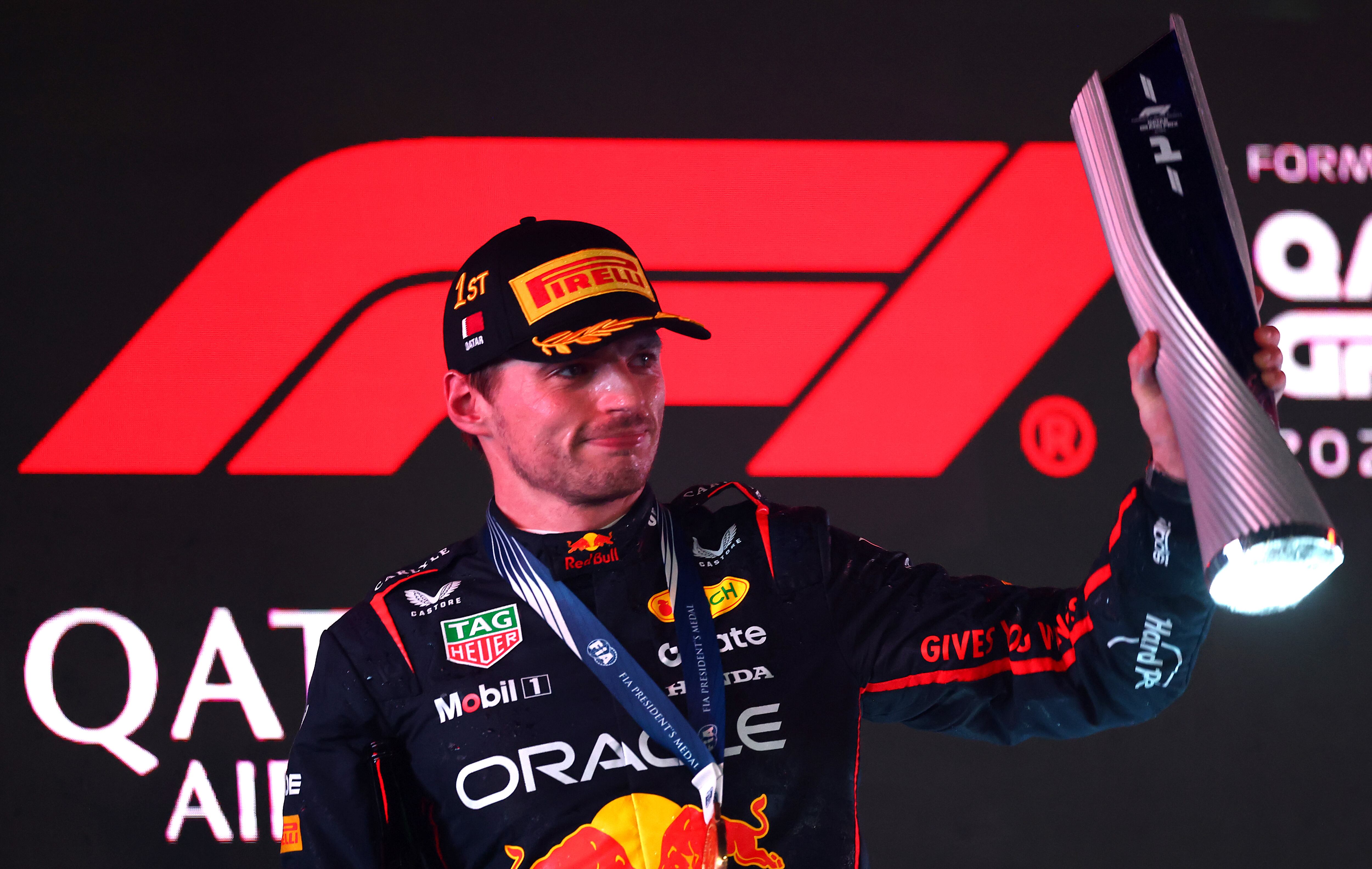 Max Verstappen con el trofeo del Gran Premio de Qatar en Lusail. FOTO: Clive Rose - Formula 1 via Getty Images