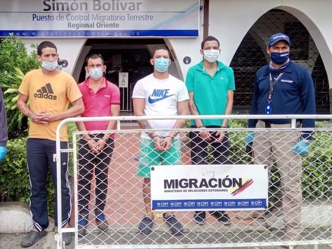 Migración Colombia expulsó a cuatro venezolanos que se habían fugado de una cárcel de San Antonio del Táchira e ingresaron a Colombia por una trocha. Foto: Migración Colombia