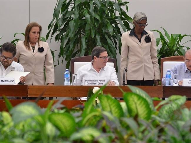Las delegaciones de paz y el Gobierno Nacional firmaron el nuevo acuerdo final. Foto: Colprensa