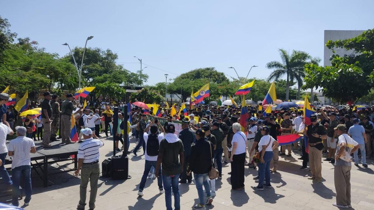 Manifestantes se reunieron en la Plaza de la Paz. Foto: Andrea Pallares, WRadio.