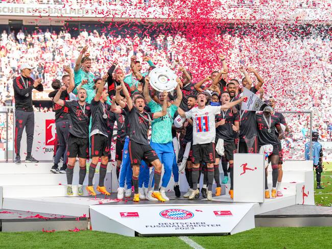 COLOGNE, GERMANY - MAY 27: Daley Blind of FC Bayern Munchen, Matthijs de Ligt of FC Bayern Munchen, Josip Stanisic of FC Bayern Munchen, Thomas Muller of FC Bayern Munchen, Manuel Neuer of FC Bayern Munchen and Joshua Kimmich of FC Bayern Munchen celebrate becoming Bundeliga champions with their team mates after the Bundesliga match between 1. FC Koln and FC Bayern Munchen at the RheinEnergieStadion on May 27, 2023 in Cologne, Germany (Photo by Rene Nijhuis/BSR Agency/Getty Images)