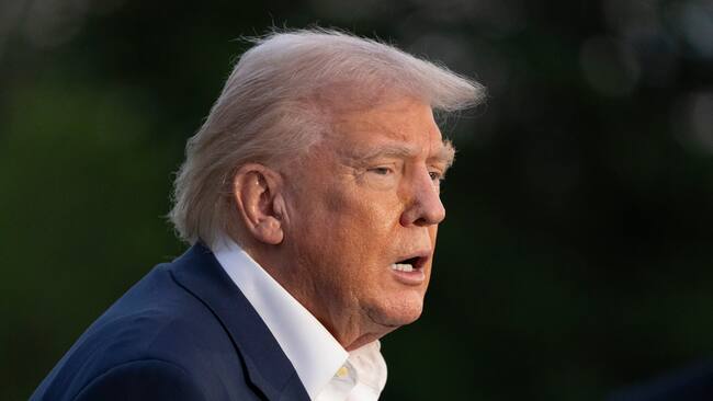 Washington (United States of America), 04/05/2025.- United States President Donald J. Trump speaks to the media as he returns to the White House after a trip to Florida, in Washington, DC, USA, 04 May 2025. (Estados Unidos) EFE/EPA/CHRIS KLEPONIS / POOL