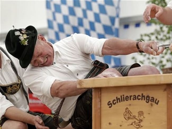 Disputan tradicional campeonato de lucha de dedos en Baviera. Foto: Associated Press - AP