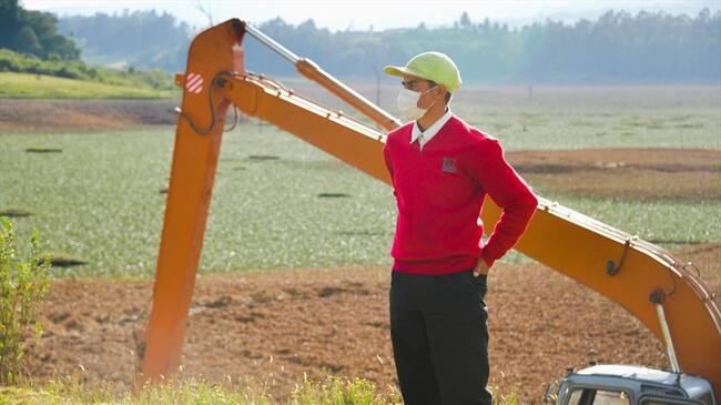 La extracción del buchón de agua con dos retroexcavadoras sobre oruga, brazo largo, en los que según la Agencia invertirá más de $184 millones. . Foto: ADR