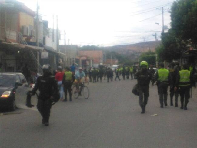 Los comerciantes se enfrentaron a la autoridad, quien los dispersó con un grupo de antimotines y gases lacrimógenos. Foto: Policía Metropolitana de Cúcuta